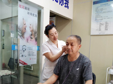试戴助听器
